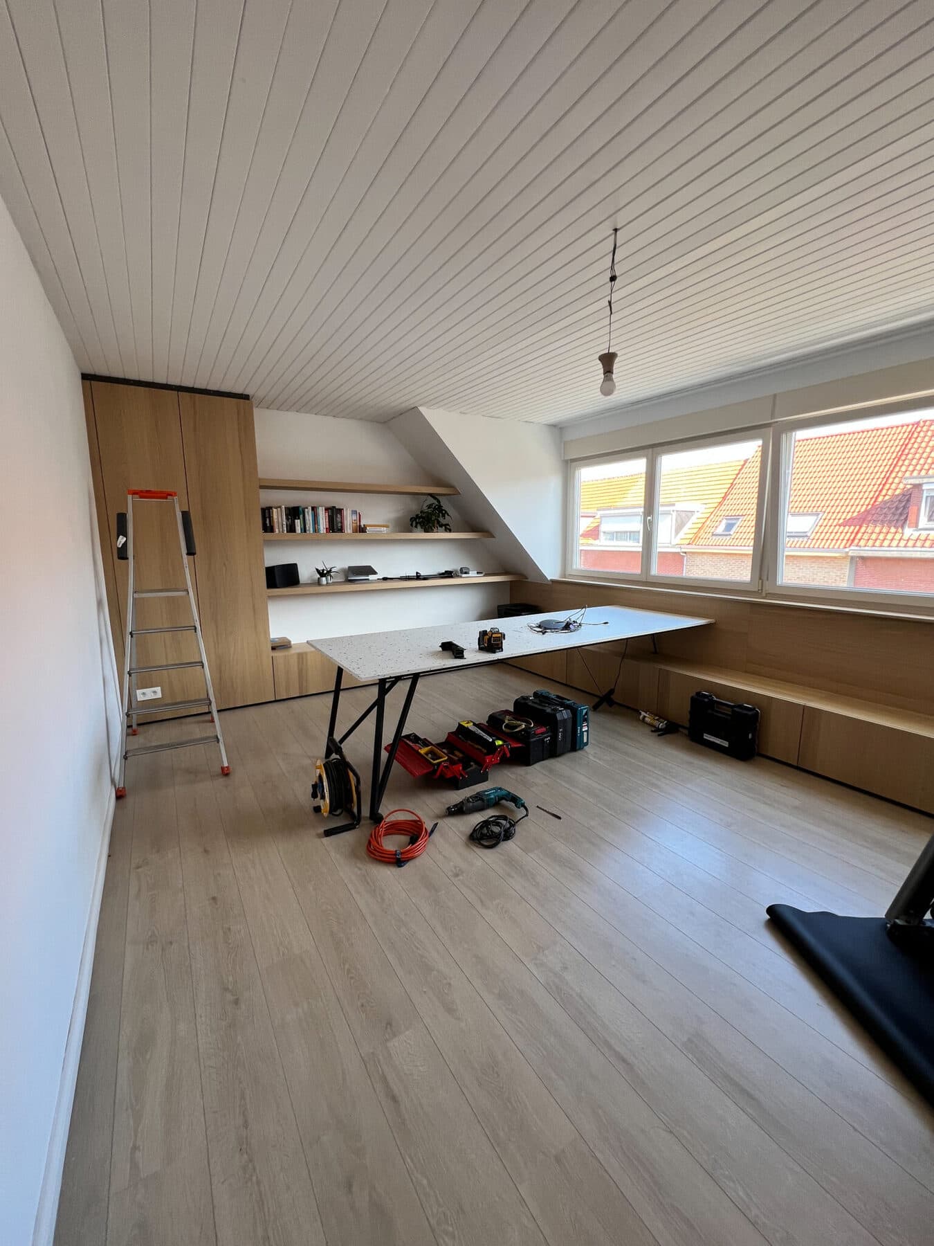 Renovar un techo de lamas de madera: ¿pintarlo o cubrirlo?