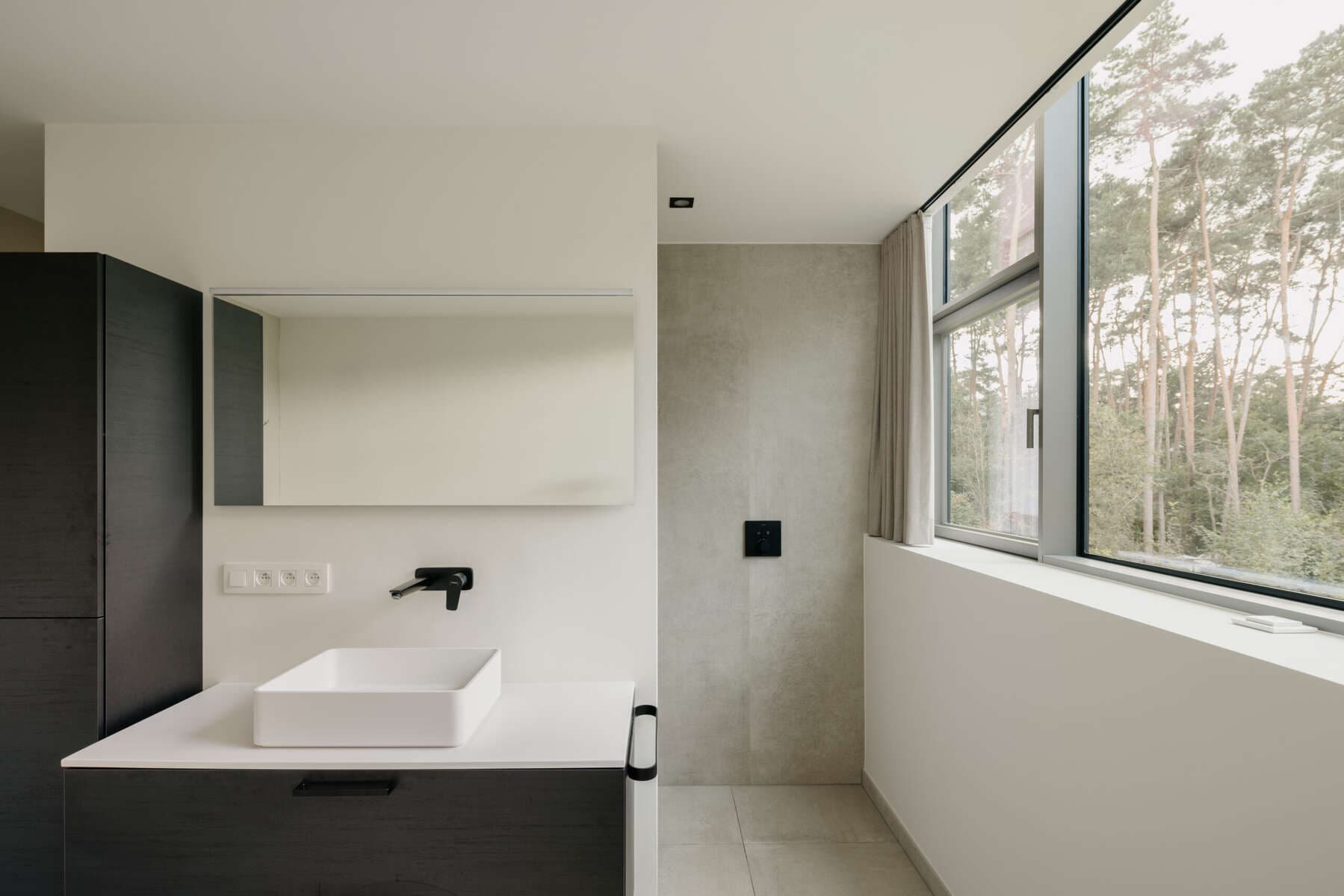 Techo tensado resistente a la humedad en un baño moderno