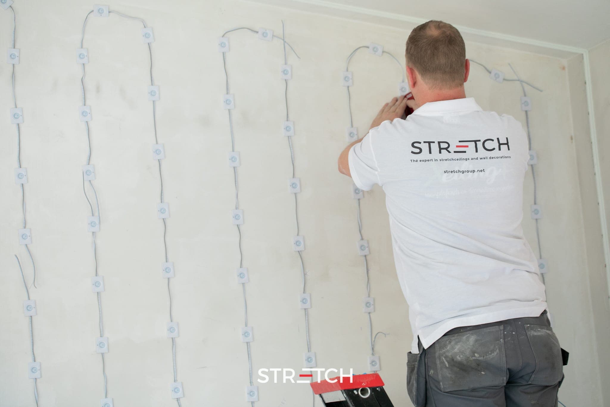 Instalador STRETCH certificado montando un techo tensado