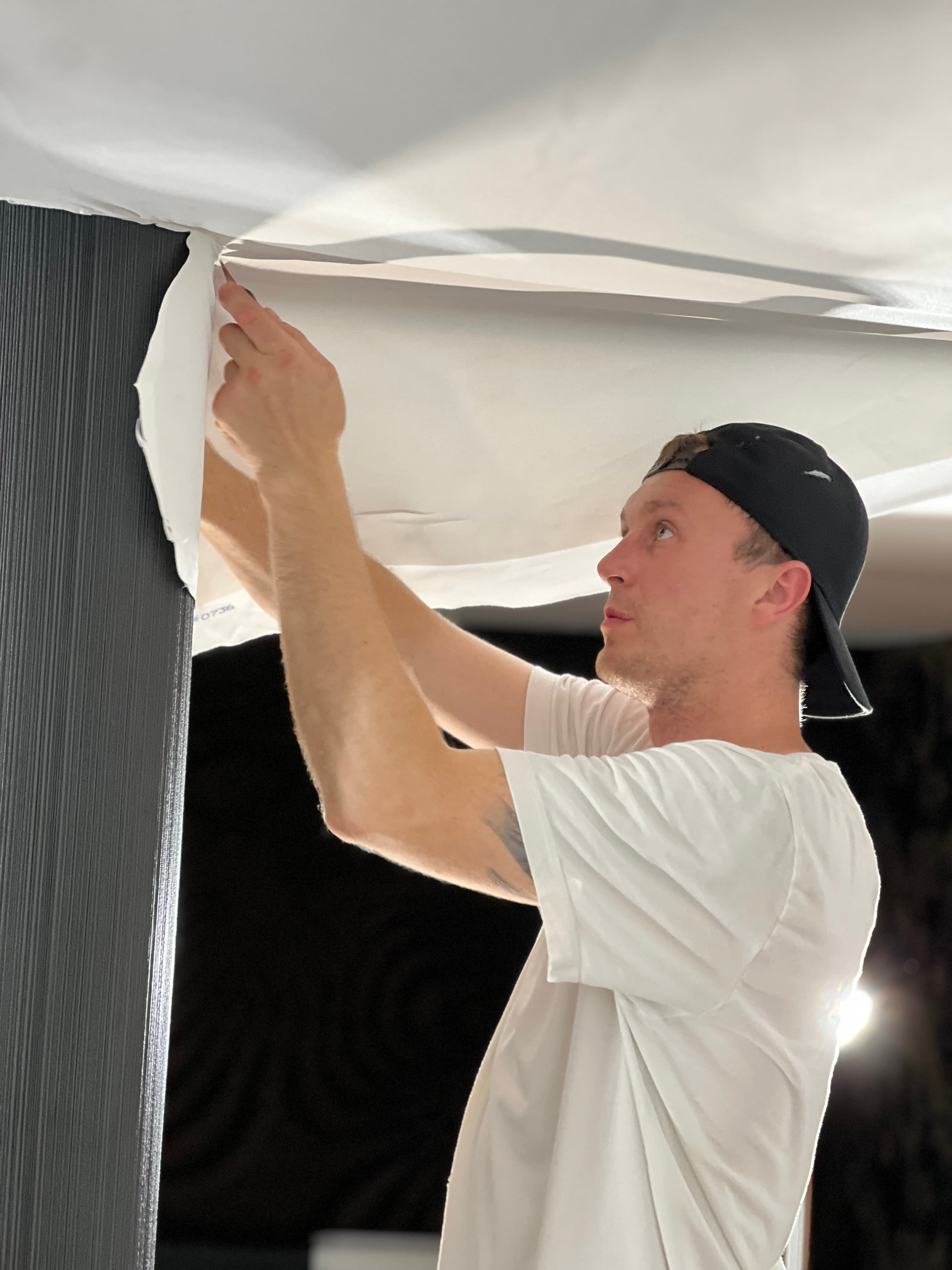 Instalador STRETCH certificado montando un techo tensado