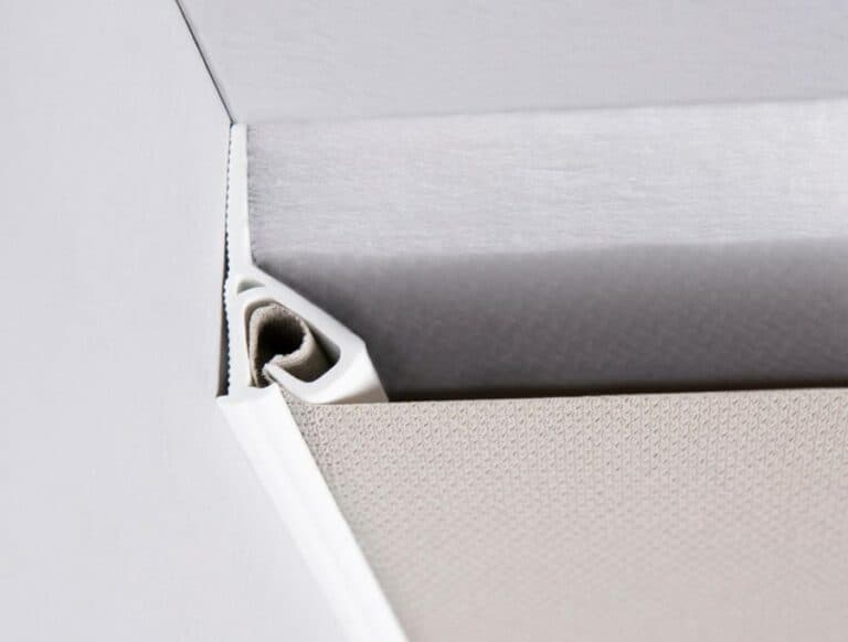 Techo tensado blanco impecable en un interior terminado