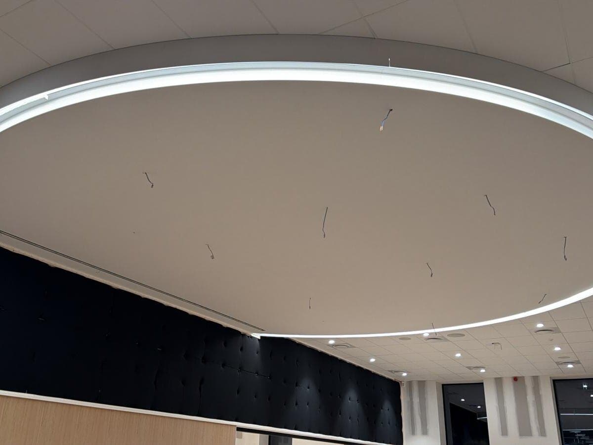 Techo flotante con moldura — installed and finished
