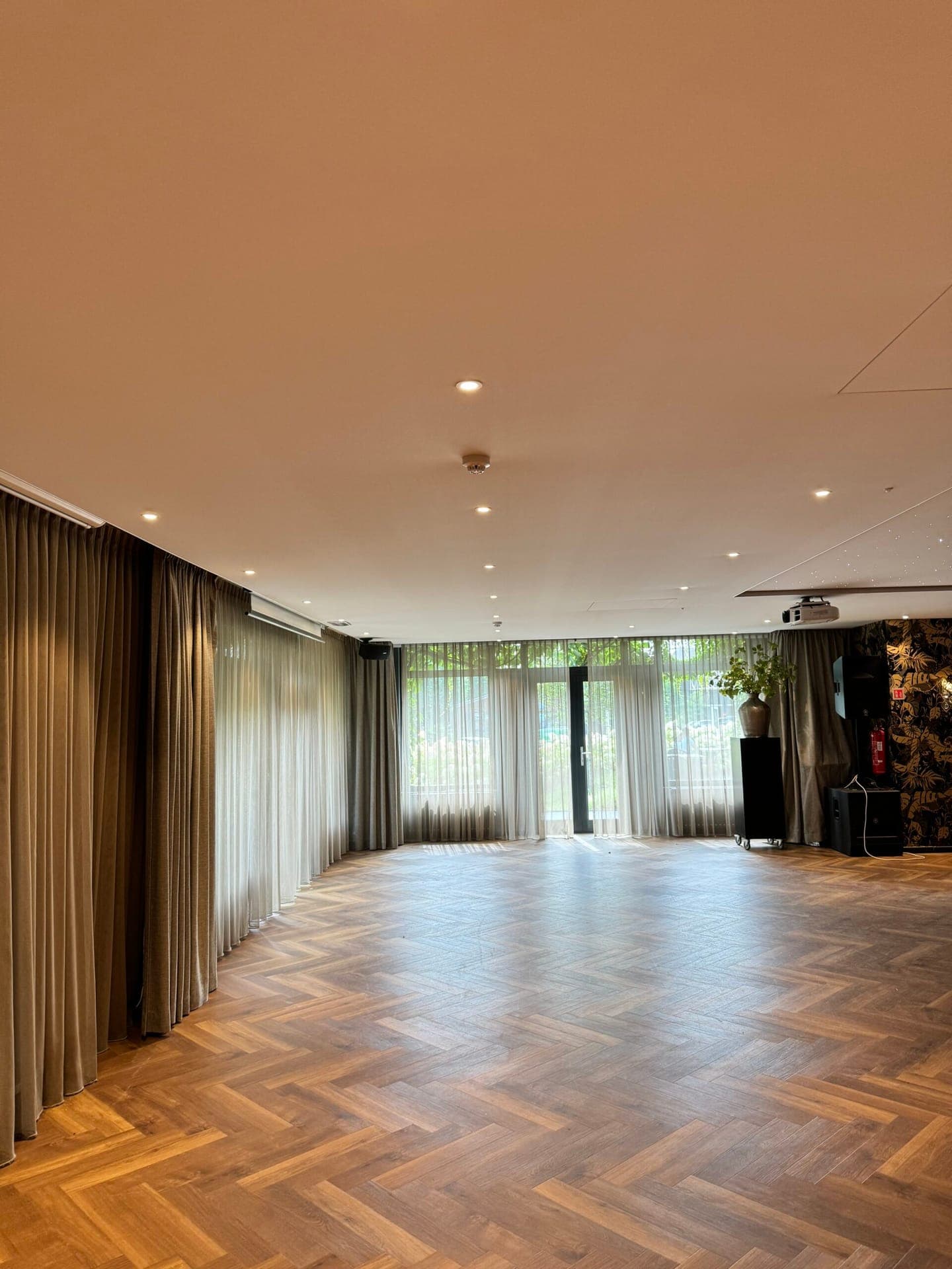 Van der Valk — Comercial